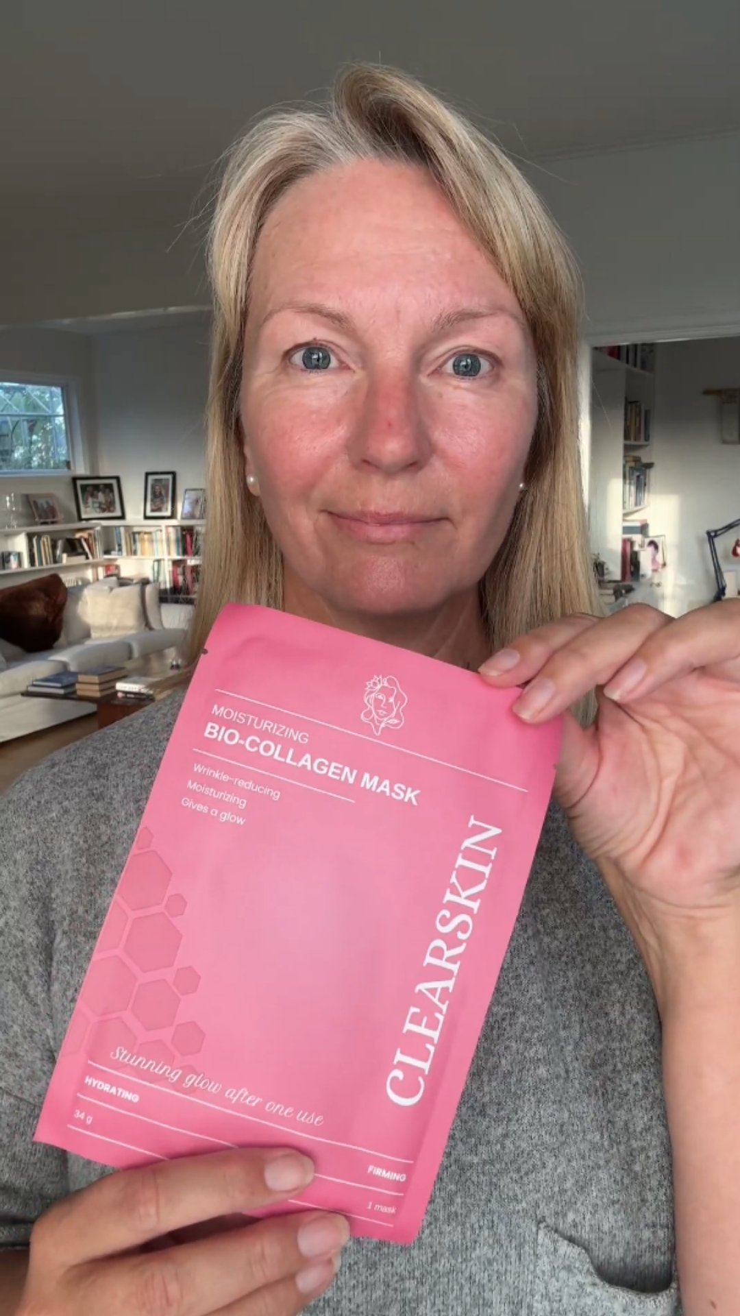 Kvinna som håller i en kollagenmask från Clearskin