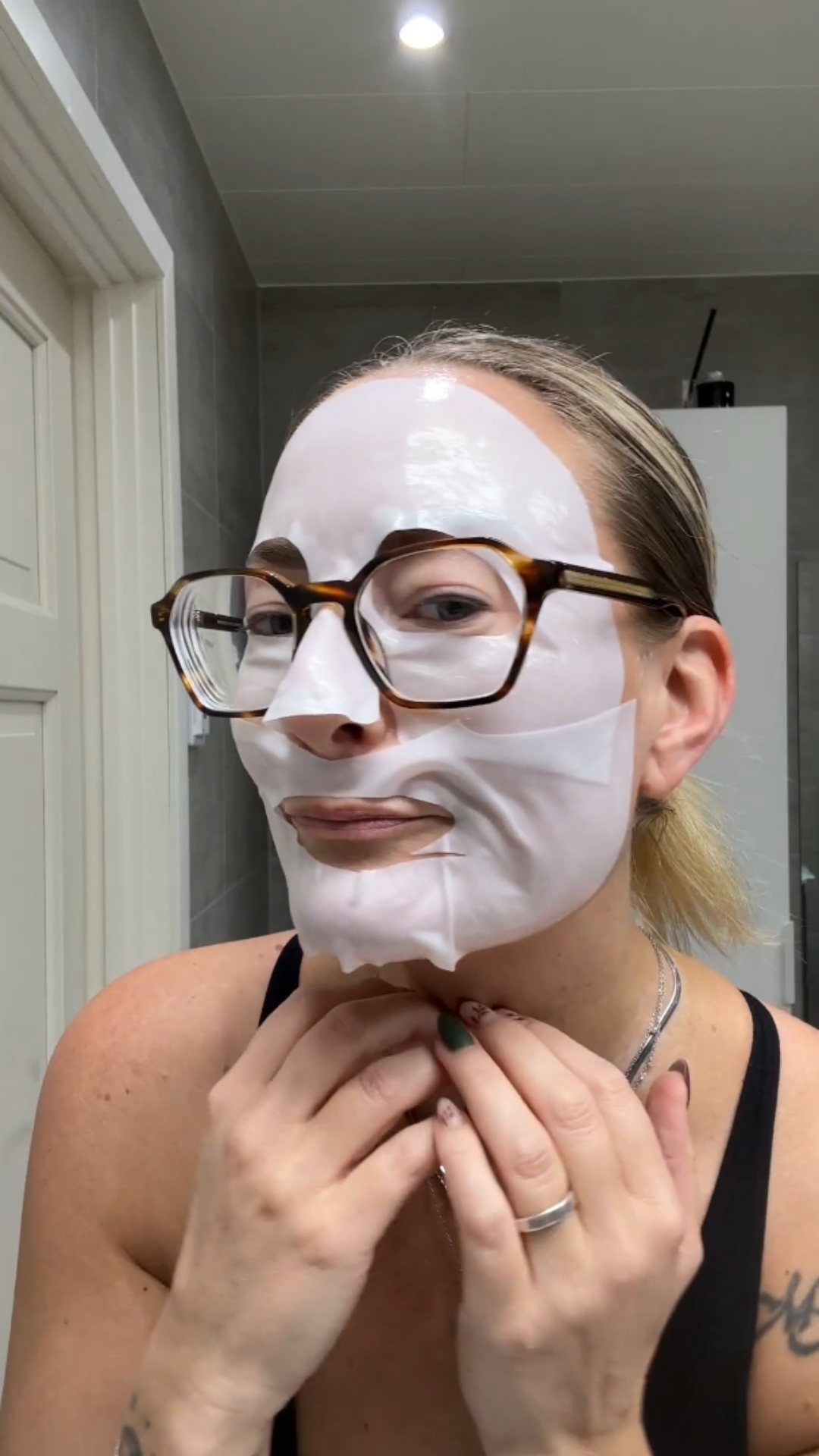 Kvinna som brukar en kollagenmask